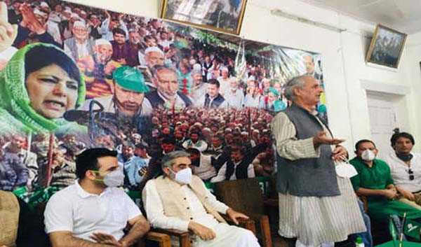 एक साल बाद श्रीनगर में हुई पीडीपी की पहली बैठक एक साल बाद श्रीनगर में हुई पीडीपी की पहली बैठक